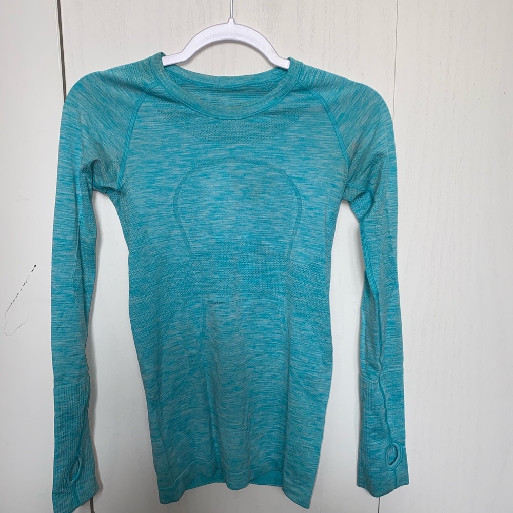 long sleeve lululemon top SIZE 4
